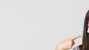 mujer con mascarilla quirúrgica