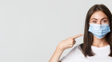 mujer con mascarilla quirúrgica