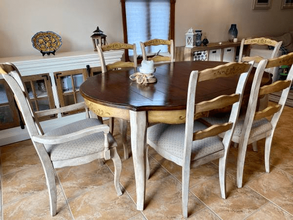 mesa de madera con sillas blancas
