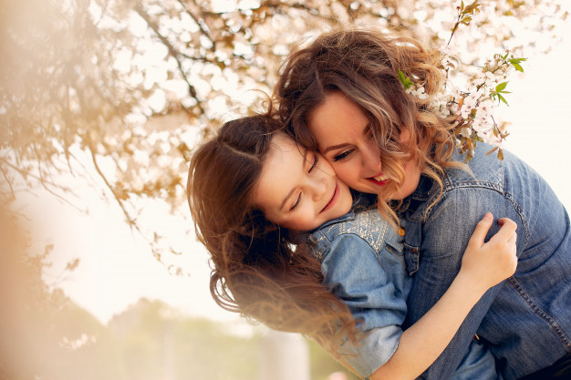 madre e hija abrazándose