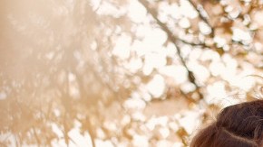 madre e hija abrazándose