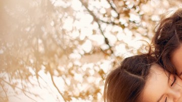 madre e hija abrazándose