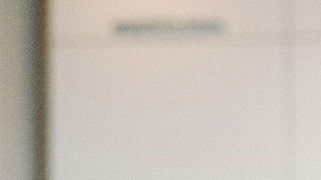 niña de espaldas con letrero de I Love Mom