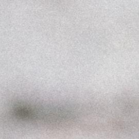 mujer morena aplicando protector