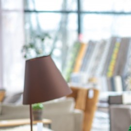mujer rubia en tienda de decoración