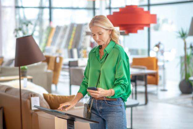 mujer rubia en tienda de decoración