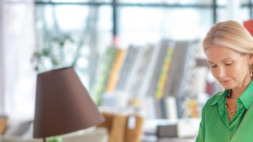 mujer rubia en tienda de decoración