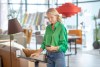 mujer rubia en tienda de decoración