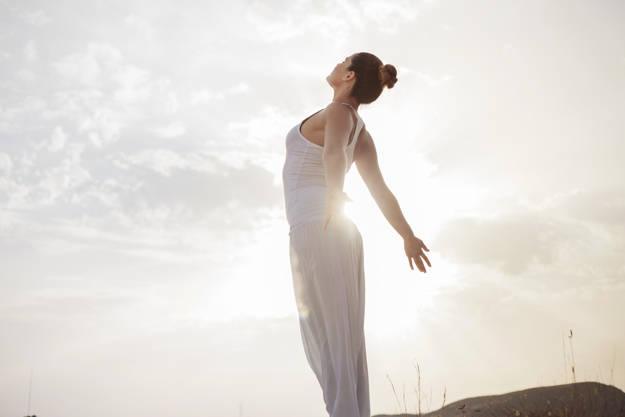 mujer en saludo al sol