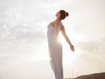 mujer en saludo al sol