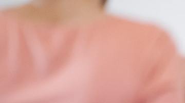 mujer mirándose al espejo