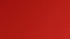 mujer vestida de rojo con letrero de descuento