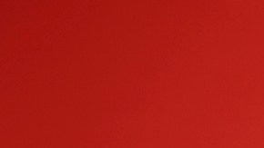 mujer vestida de rojo con letrero de descuento