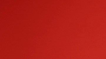 mujer vestida de rojo con letrero de descuento