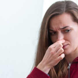 Mujer con zapato con mal olor