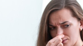 Mujer con zapato con mal olor