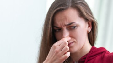 Mujer con zapato con mal olor
