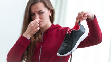 Mujer con zapato con mal olor