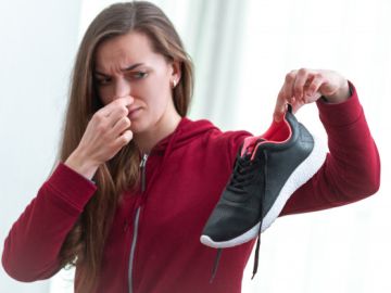 Mujer con zapato con mal olor