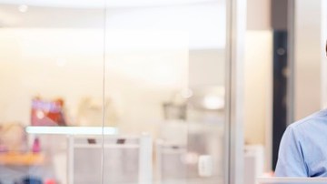 pareja con bolsas de compras