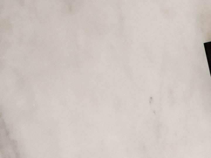 maquillaje de sephora sobre una mesa