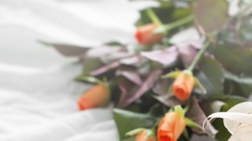 flores y regalo sobre la cama