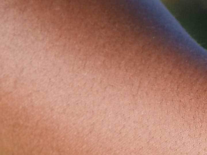 mujer con dolor abdominal