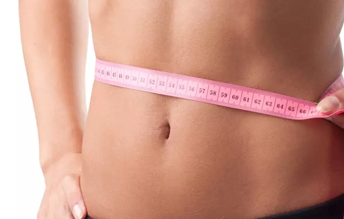 mujer midiendo su cintura