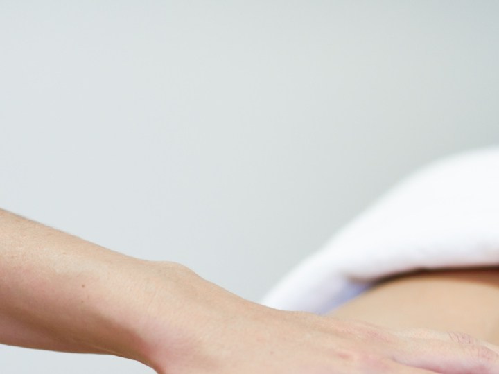 manos sobre el abdomen de una mujer