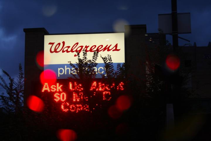 fachada de la farmacia walgreens