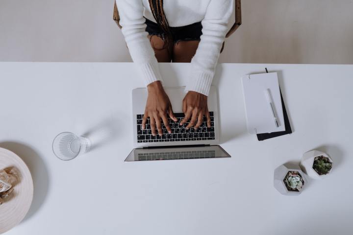 mujer controlando desde la computadora