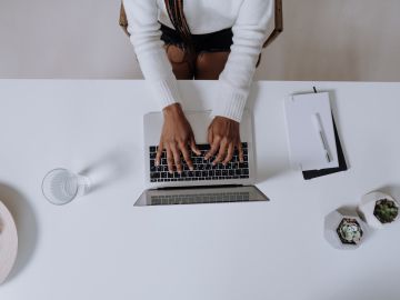 mujer controlando desde la computadora