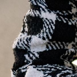 mujer contando billetes de 100 dólares