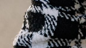 mujer contando billetes de 100 dólares