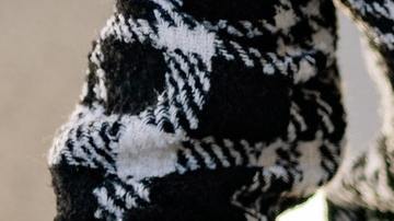 mujer contando billetes de 100 dólares