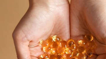 manos con cápsulas blandas amarillas