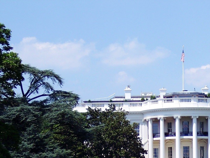 casa blanca desde el jardín