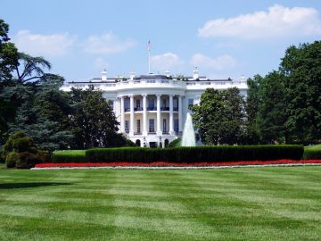 casa blanca desde el jardín