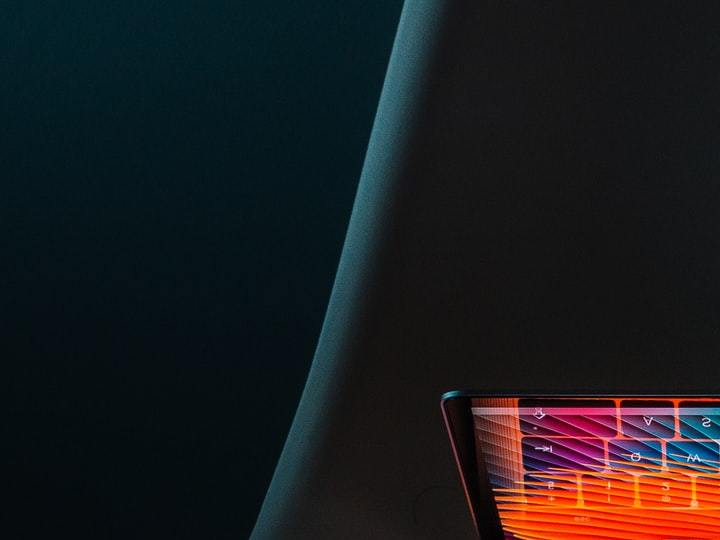 laptop sobre una silla