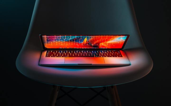 laptop sobre una silla