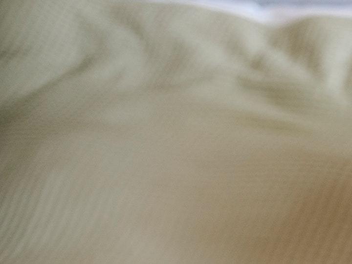 mujer con crema en las piernas