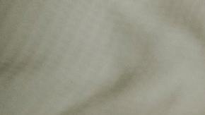 mujer con crema en las piernas