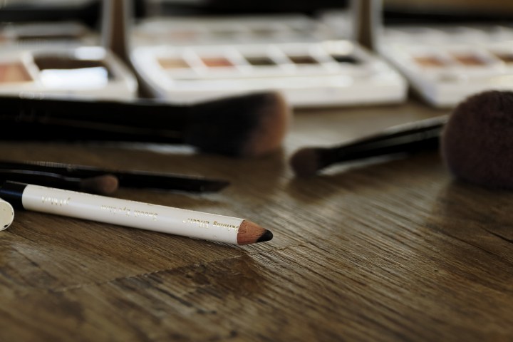Un delineador de ojos que es cruelty free te asegura una fórmula noble con tu piel, además de la protección animal / Crédito: Pixabay