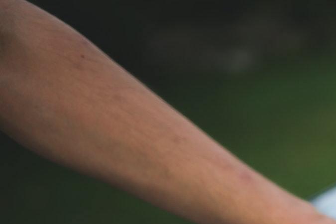 limpieza del auto con esponja