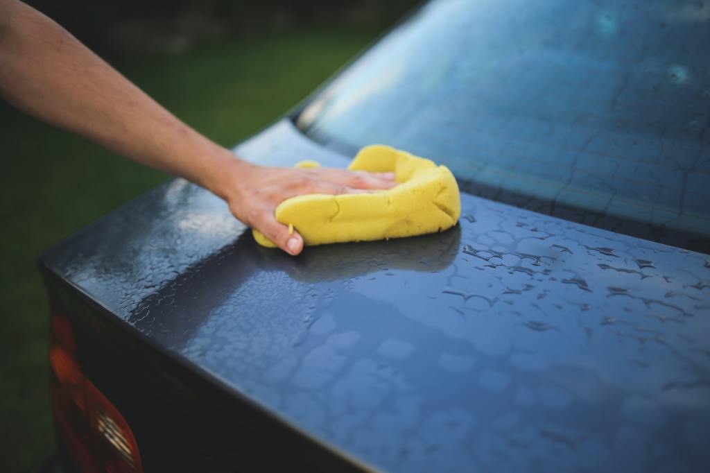 limpieza del auto con esponja