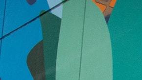 hombre limpiando un auto