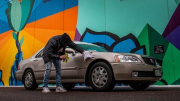 hombre limpiando un auto