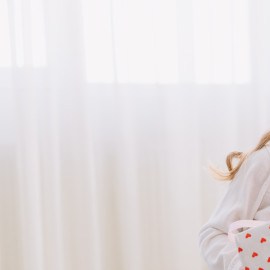 madre e hija abrazándose