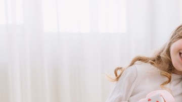 madre e hija abrazándose