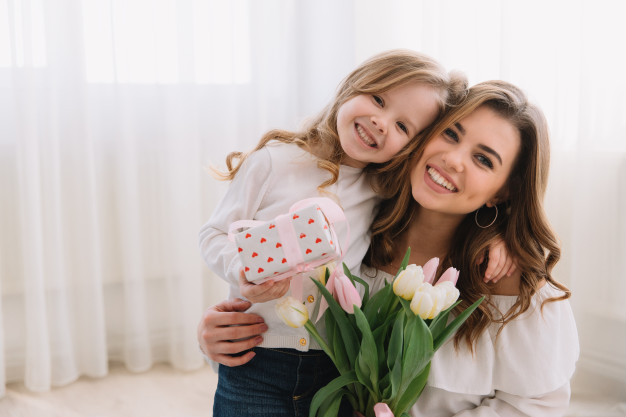 madre e hija abrazándose